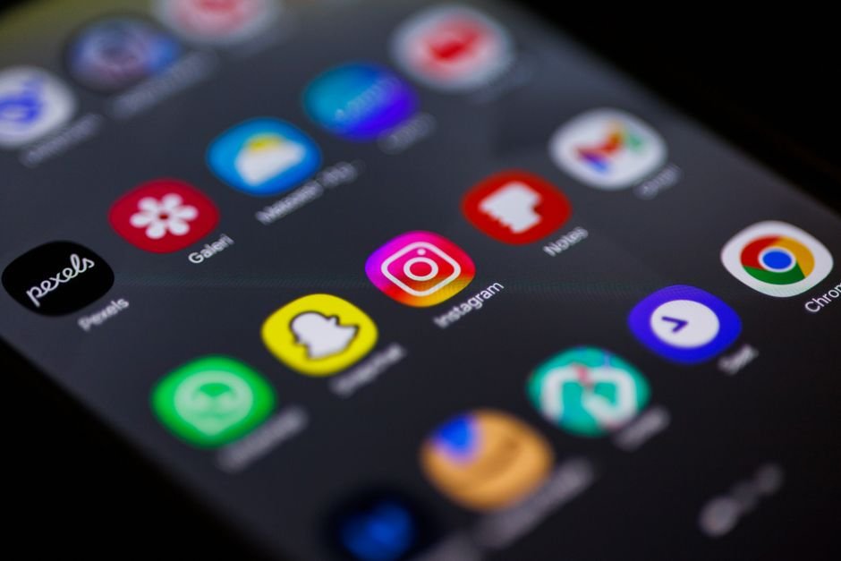 Apple lança iOS 27.0.1 para corrigir falhas em iPhones 18 Pro
